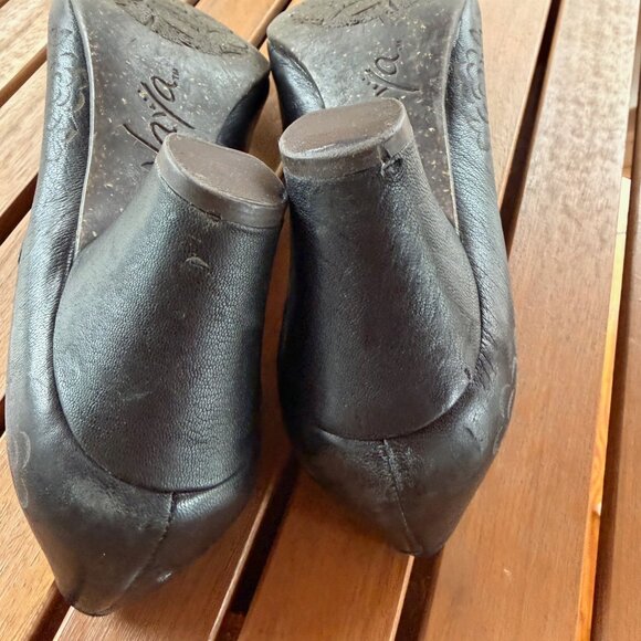 Naya Chalice Black Mary Janes with Floral Etching 8.5 N - Picture 7 of 7